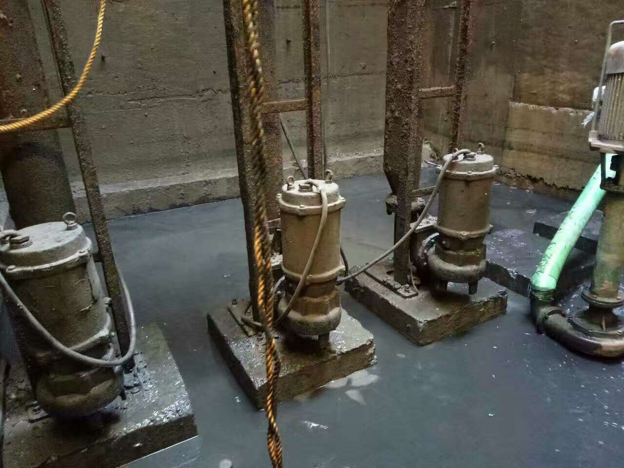 鱼峰污水池清理