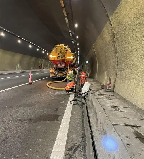 鱼峰隧道排水渠清淤